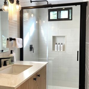 Studio Suite, Mountain View, Mountainside | Bathroom | Shower, rainfall showerhead, hair dryer, towels