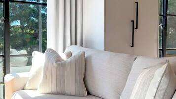 Studio-suite - bjergudsigt - ved bjerg | Opholdsområde | Fladskærms-tv