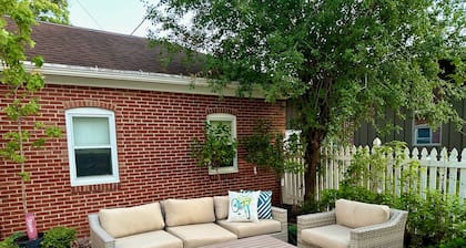Charming Historic Getaway: Unwind in Lancaster's Timeless Elegance