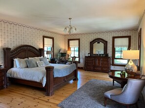 6 bedrooms, desk, iron/ironing board, travel cot