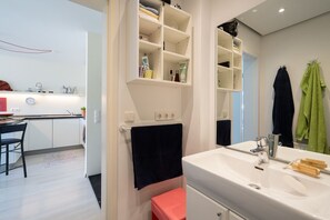 Douche, séchoir  à cheveux