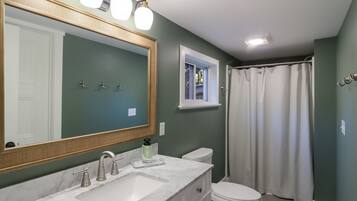 Doccia, asciugacapelli, asciugamani, sapone