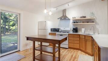 Køleskab, mikrobølgeovn, ovn, kogeplade