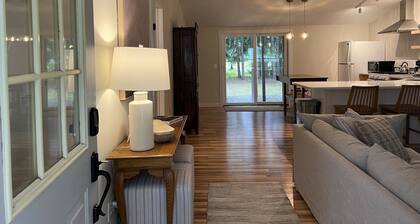 Cozy & New - Walk to Lake Michigan & Northport's shops, restaurants, and bars.