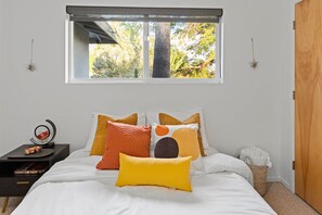 2 bedrooms, desk, iron/ironing board, free WiFi
