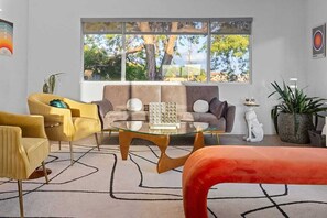 Smart-TV, Tischfußball, Bücher