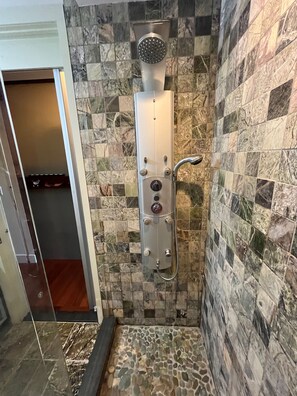 Dusche, Haartrockner, Handtücher, Seife