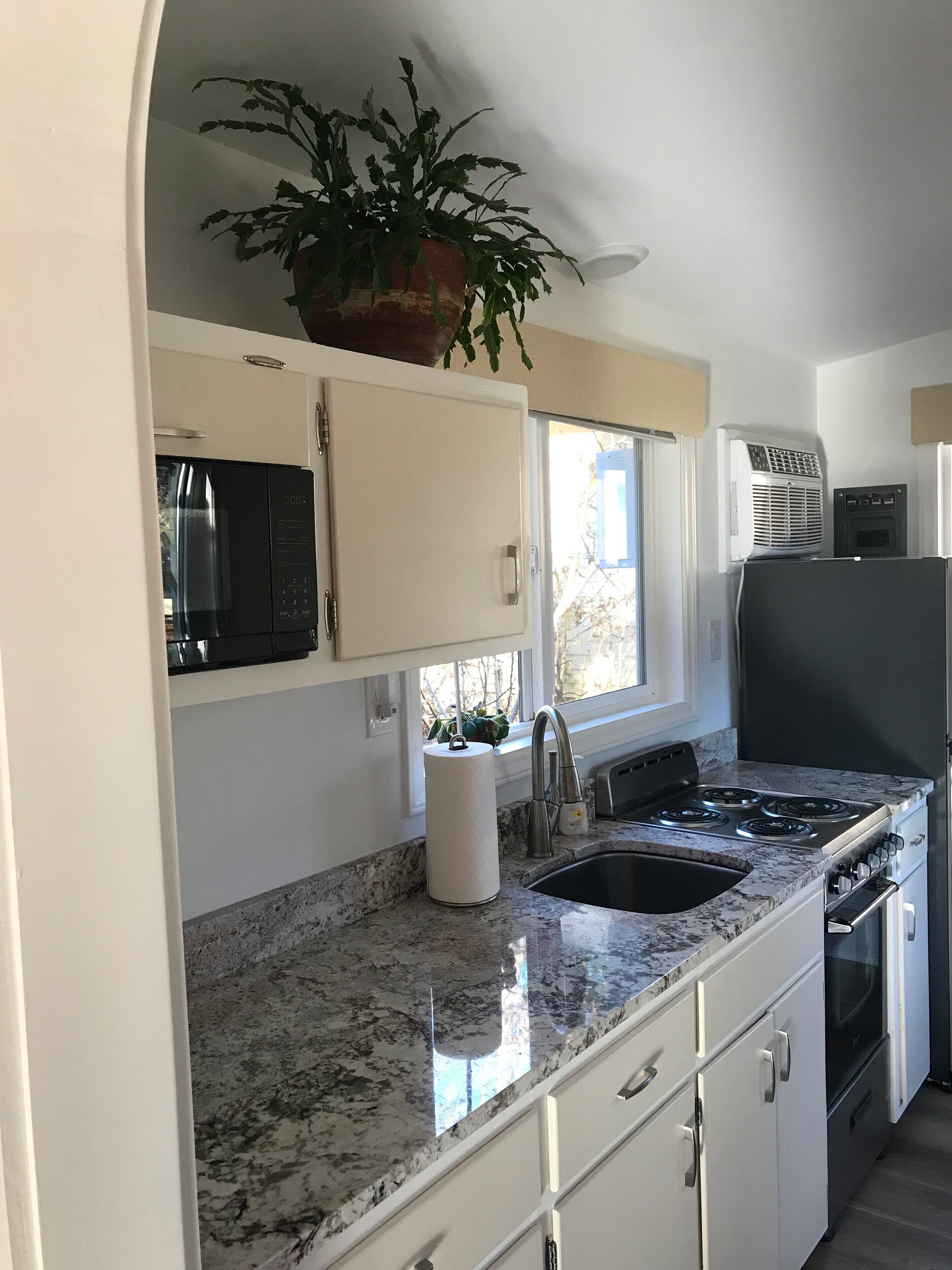 Frigorifero, microonde, forno, piano cottura