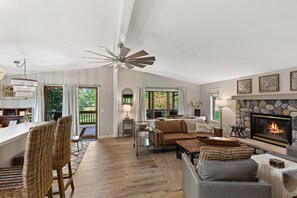 Smart TV, chimenea y libros