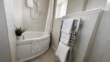 Standard Double Room | Bathroom | Hair dryer, towels, soap, shampoo