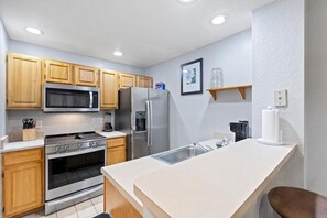 Kühlschrank, Mikrowelle, Herdplatte, Geschirrspüler