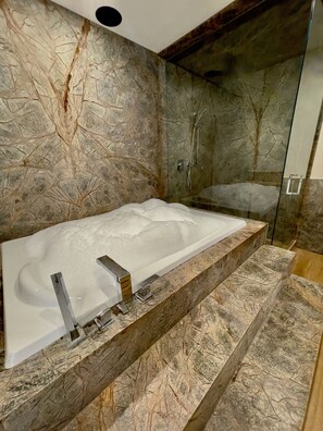 Baignoire Ă jets, articles de toilette gratuits, sĂšche-cheveux