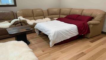 1 slaapkamer, een bureau, een strijkplank/strijkijzer, reisbedje