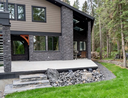 Romantic Luxury Retreat w/PRIVATE Sauna & Spa: Steam Shower, Ofuro, FP, pets ok!