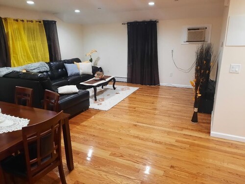 5 minutes from JFK, near local hospitals, and schools fully furnished Corporate