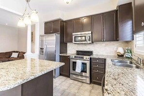 Private kitchen - Spacious and Comfortable House near Squireband (Mississauga)
