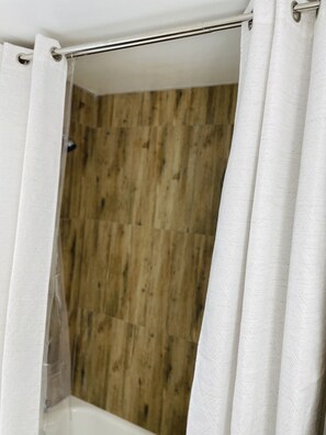 Douche, serviettes fournies, savon, papier toilette
