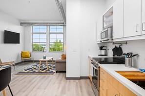 Fridge, microwave, oven, stovetop - Birch Maple House 314 & 315 (Traverse City)