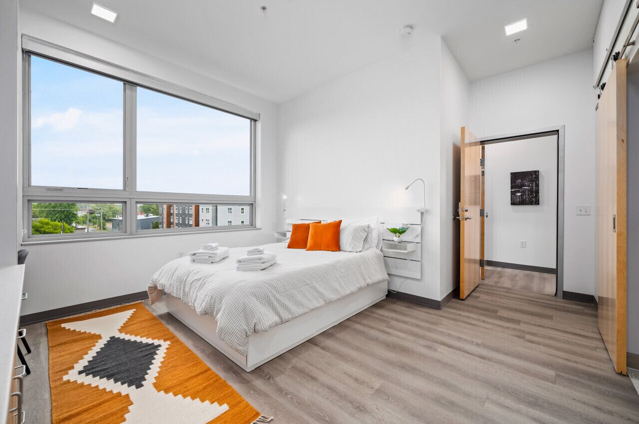 2 habitaciones, escritorio, tabla de planchar con plancha y wifi gratis 