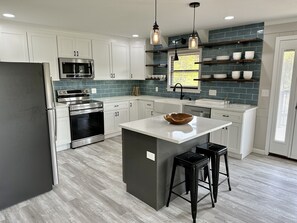 Refrigerador, microondas, horno, placa de cocina