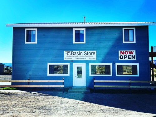 3-bedroom top floor apartment in the heart of Dry Creek Basin.