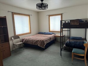 3 bedrooms, desk, free WiFi, bed sheets