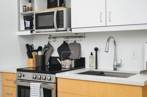 ثلاجة، ميكروويف، فرن، موقد طهي مسطح