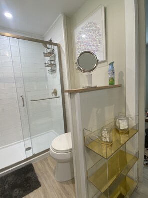 Doccia, asciugacapelli, asciugamani, sapone