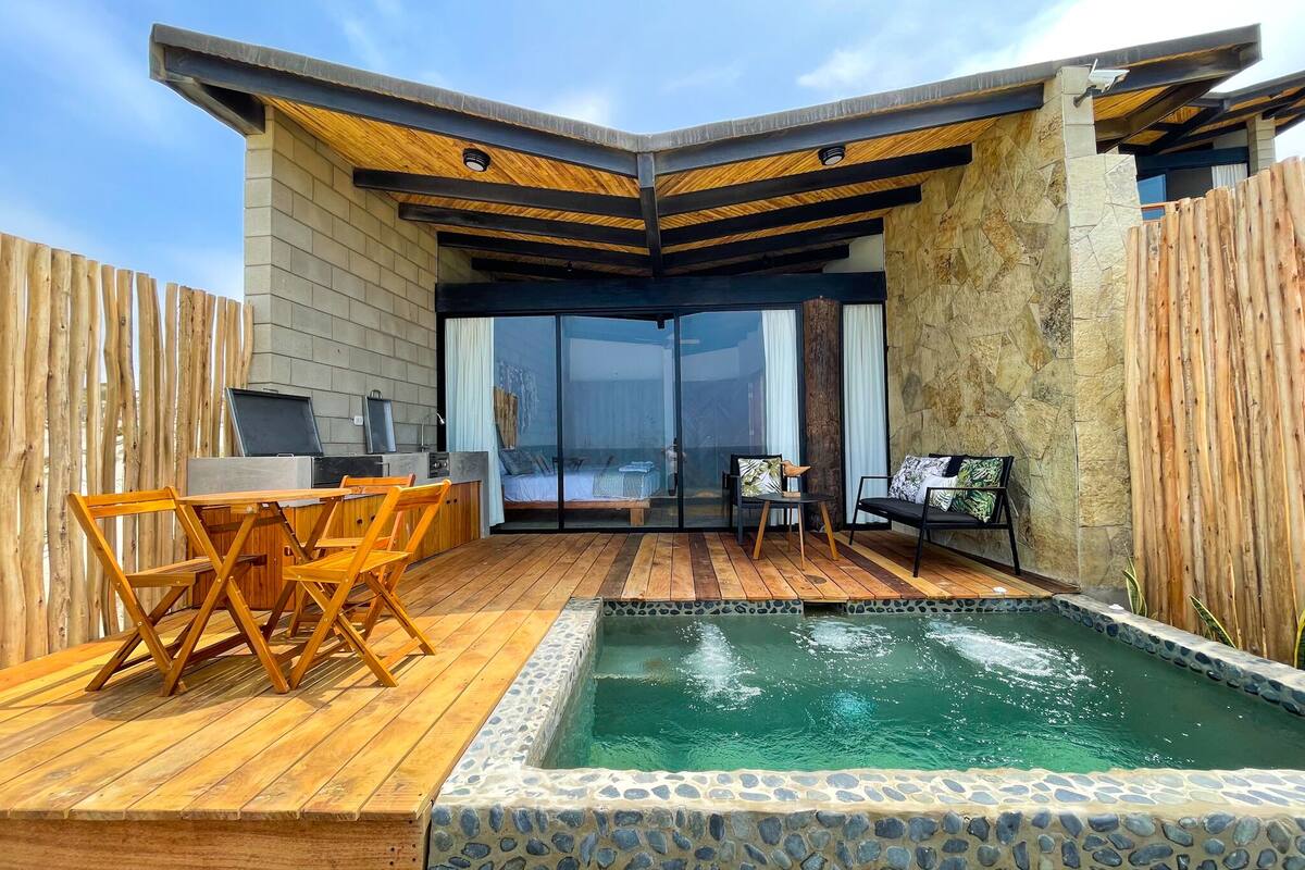 Une terrasse extérieure moderne avec une piscine, une plateforme en bois et un espace salon.