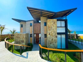 Ropa de cama hipoalergénica y caja de seguridad en la habitación 