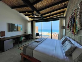 Ropa de cama hipoalergénica y caja de seguridad en la habitación 