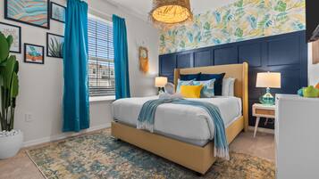 5 habitaciones, escritorio y tabla de planchar con plancha