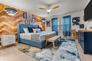 5 chambres, bureau, fer et planche à repasser, lit de bébé portatif