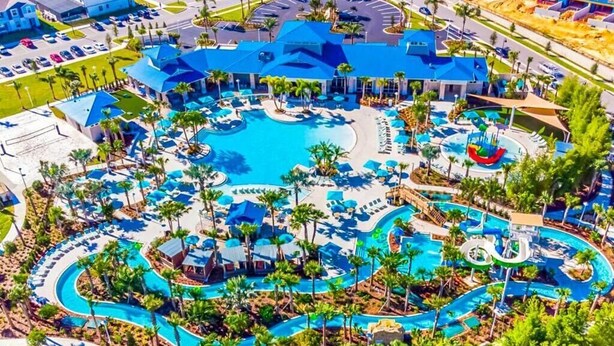 Vue aérienne d’un complexe hôtelier doté de plusieurs piscines, de palmiers et d’espaces de détente.