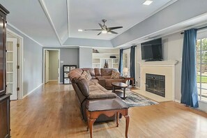 智能电视、壁炉、书、立体声音响