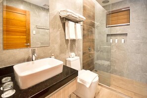 Douche, sĂšche-cheveux, bidet, serviettes fournies