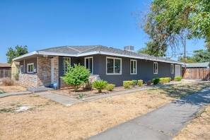 Exterior - Relax and Play | Near Zoo and Yosemite (Fresno)