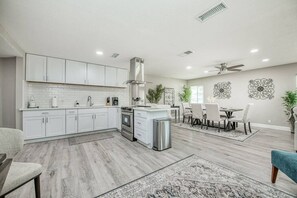 Kühlschrank, Ofen, Herdplatte, Wasserkocher mit Kaffee-/Teezubehör