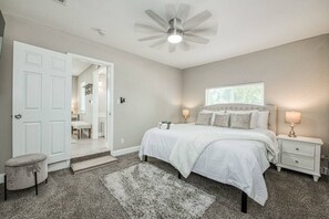 Escritorio, tabla de planchar con plancha, wifi y ropa de cama