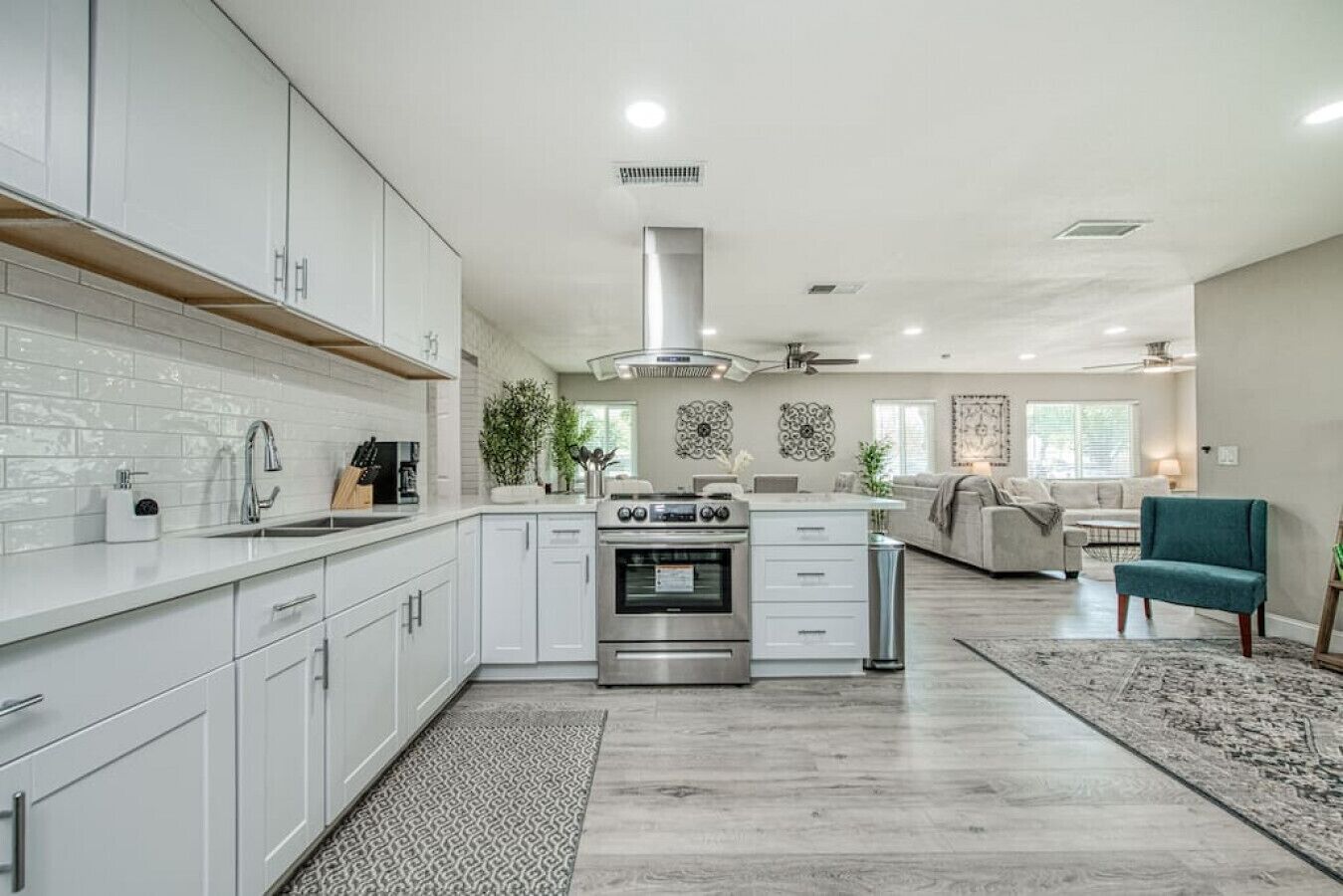 Een koelkast, een oven, een kookplaat, een koffiezetapparaat/waterkoker