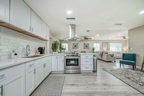 Refrigerador, horno, placa de cocina, cafetera/tetera