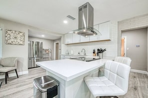 Fridge, oven, stovetop, coffee/tea maker - Relax and Play | Near Zoo and Yosemite (Fresno)