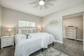 Desk, iron/ironing board, WiFi, bed sheets - Relax and Play | Near Zoo and Yosemite (Fresno)