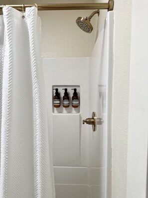 Dusche, Haartrockner, Handtücher, Seife