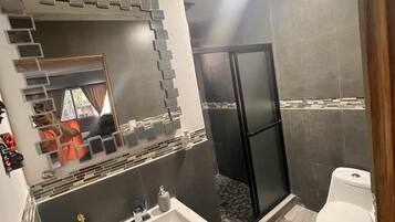 Ducha, artículos de higiene personal ecológicos y secador de pelo