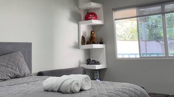 1 dormitorio, caja fuerte, escritorio y tabla de planchar con plancha