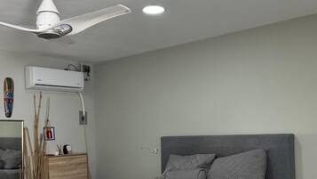 1 dormitorio, caja fuerte, escritorio y tabla de planchar con plancha