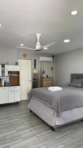 Modern Studio with Private Entry, A C & Hot Water in San Salvador