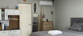 Modern Studio with Private Entry, A C & Hot Water in San Salvador