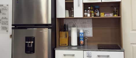 Refrigerador, microondas, horno y parrilla de estufa